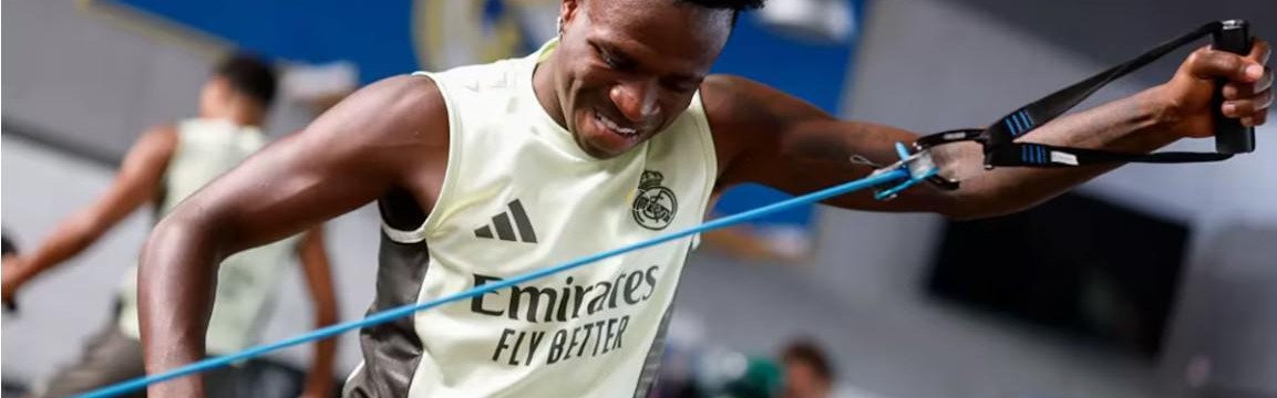 阿斯：维尼修斯国际比赛日留在队里训练，俱乐部对他充满期待